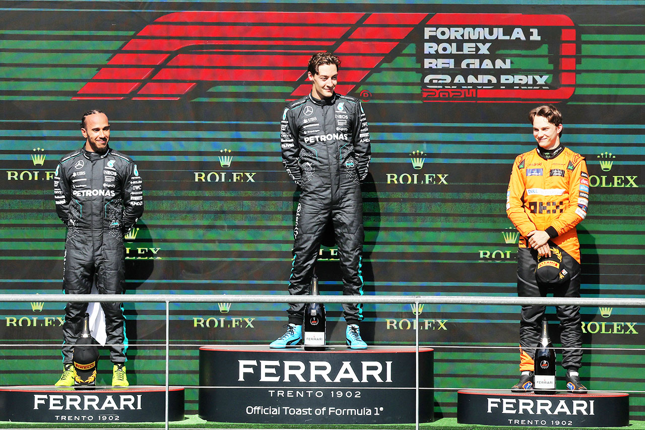 2024年F1第14戦ベルギーGP表彰式 優勝のジョージ・ラッセル、2位のルイス・ハミルトン、3位のオスカー・ピアストリ