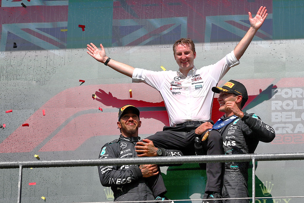 メルセデスのジョージ・ラッセル、ルイス・ハミルトン、メルセデスF1リードレースストラテジストのジョーイ・マクミラン