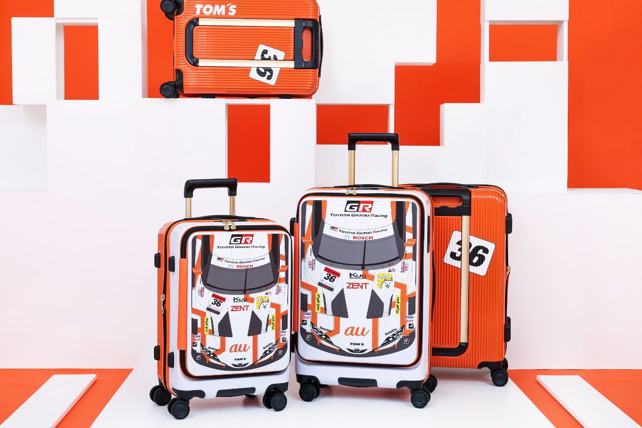 au TOM’S GR Supraを完全再現。サックスバーとコラボしたトムス仕様のスーツケース＆ショルダーバッグが登場