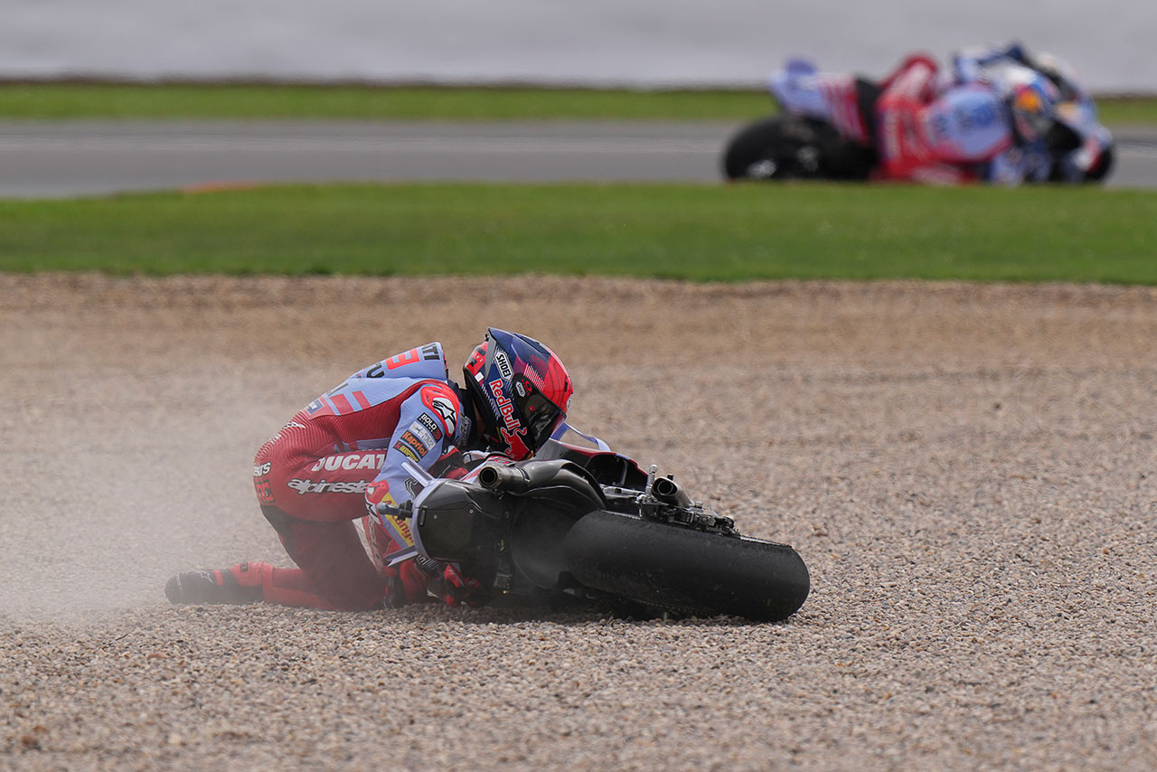 スプリントで転倒した二人のライダー。バニャイアのミスとM.マルケスがフロントに選んだハード／MotoGP第10戦イギリスGP
