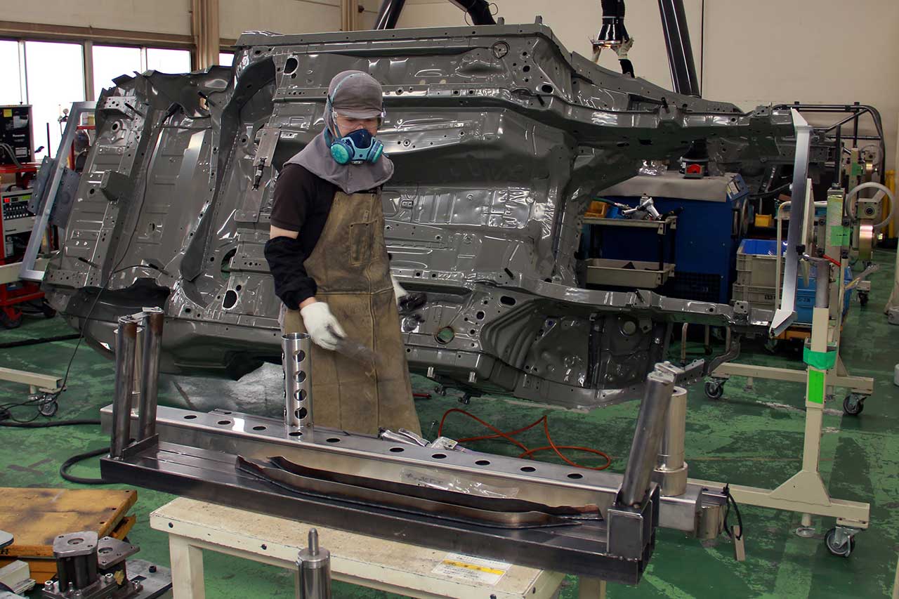 【夏のスーパーGT特集／後編】ベンチでのGT500エンジン音を特別公開。NMC／NISMOファクトリー潜入