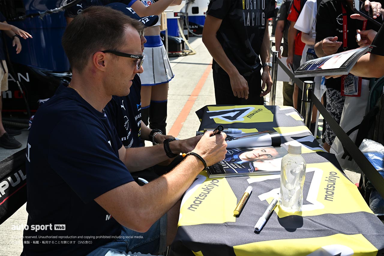 もらう側もする側も気持ち良く。ドライバーたちに聞くサーキットでの上手なサインのもらい方