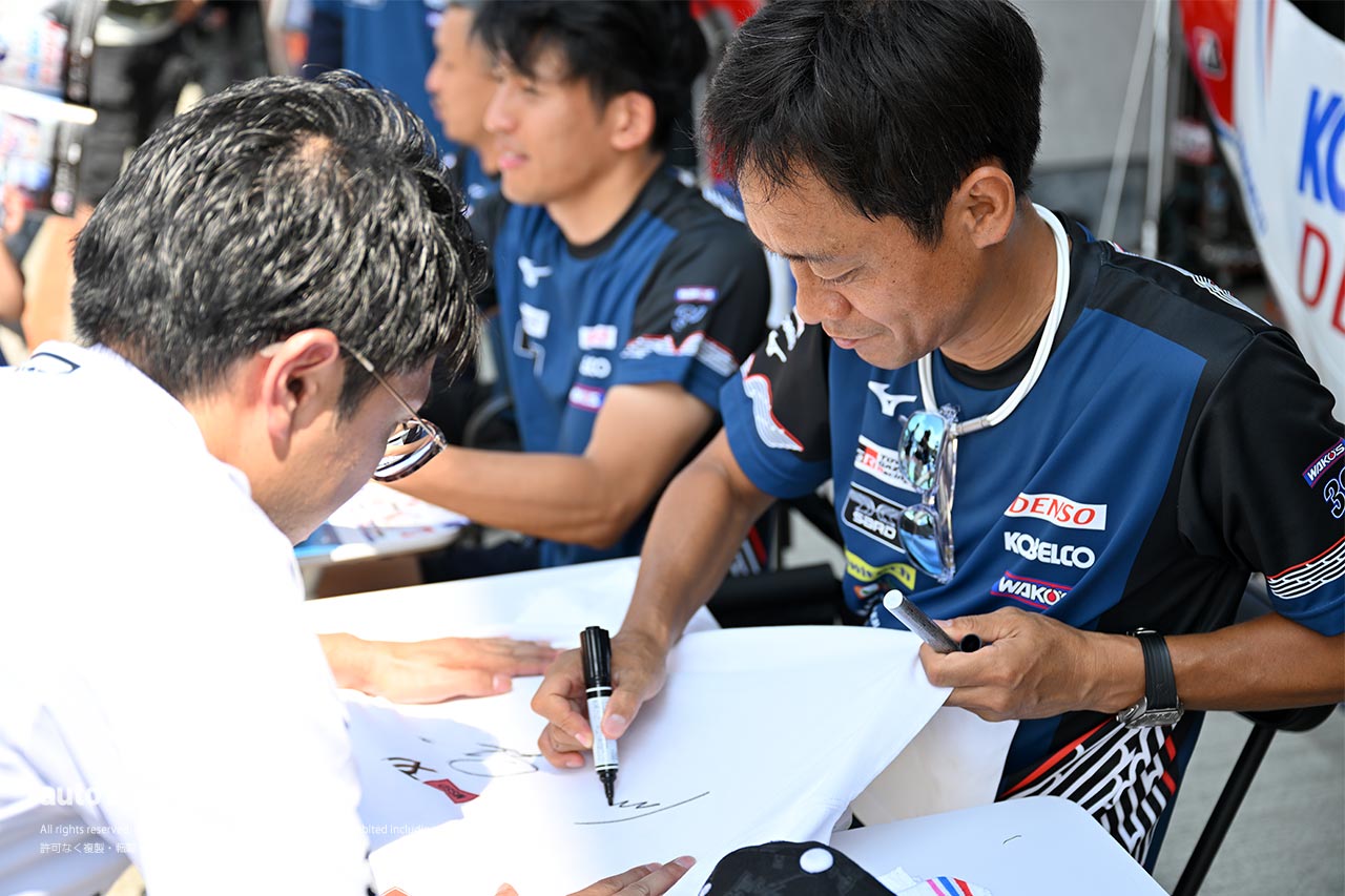 もらう側もする側も気持ち良く。ドライバーたちに聞くサーキットでの上手なサインのもらい方