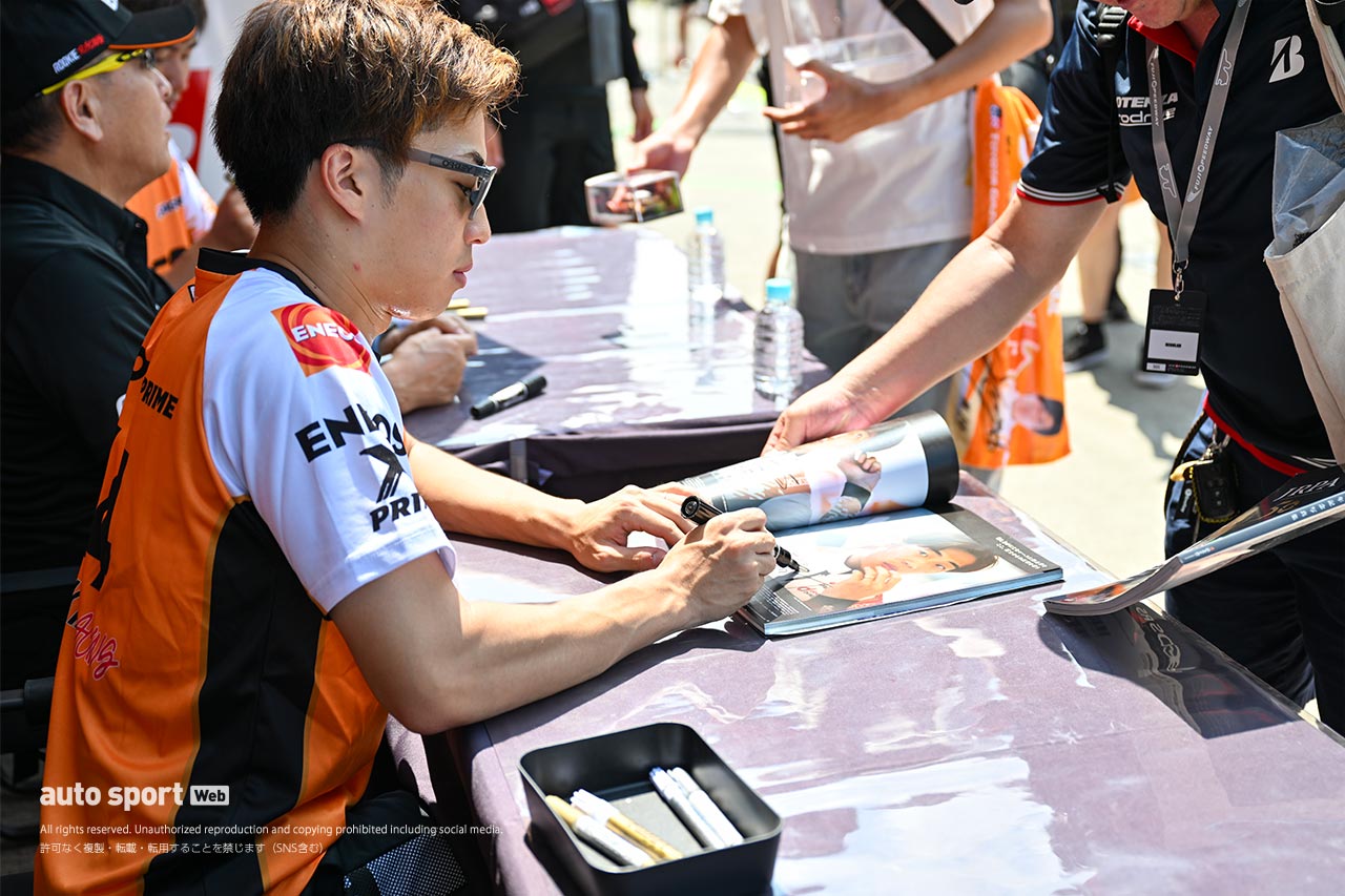 もらう側もする側も気持ち良く。ドライバーたちに聞くサーキットでの上手なサインのもらい方