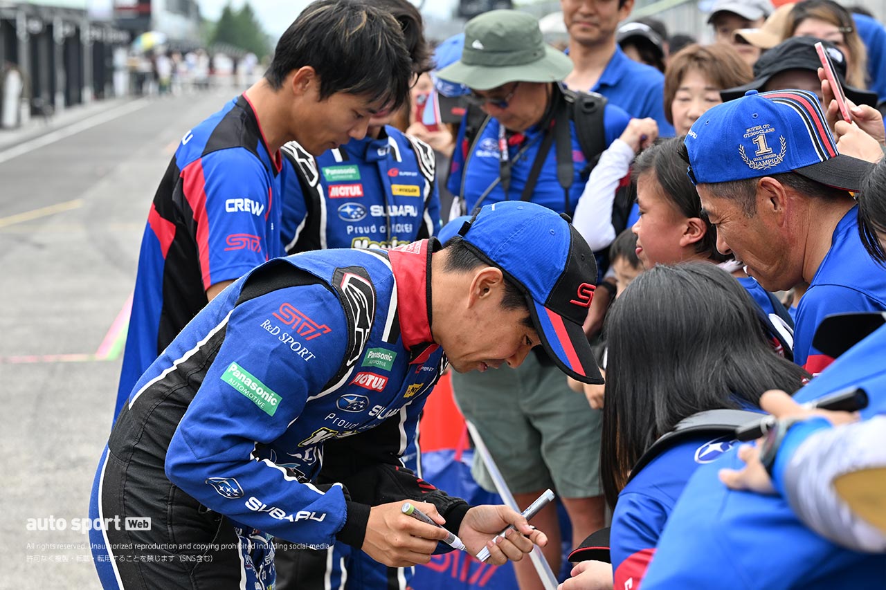 もらう側もする側も気持ち良く。ドライバーたちに聞くサーキットでの上手なサインのもらい方