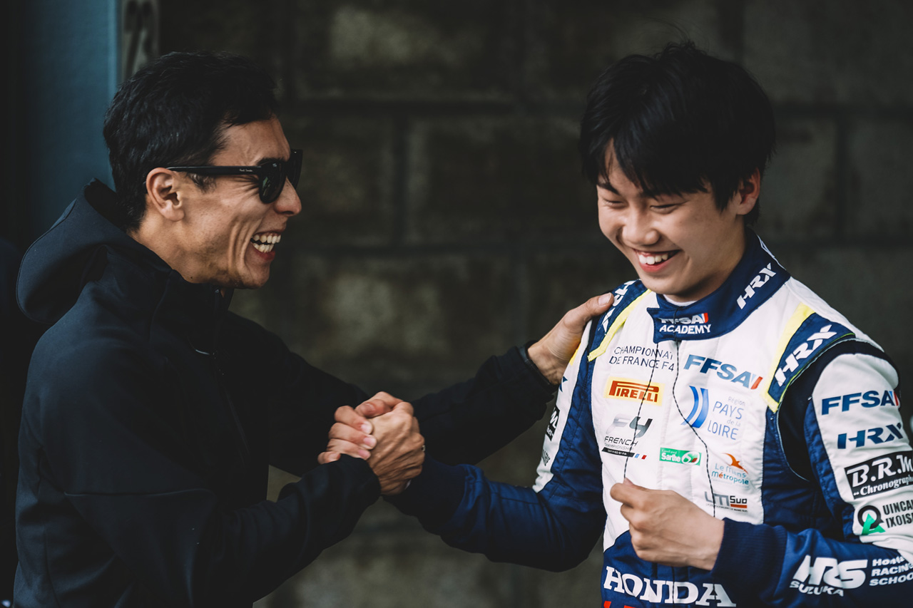 「圧倒的にぶっちぎる」ハンドルと筆を握るドライバー【ネクスト・スター Vol.2／加藤大翔 後編】