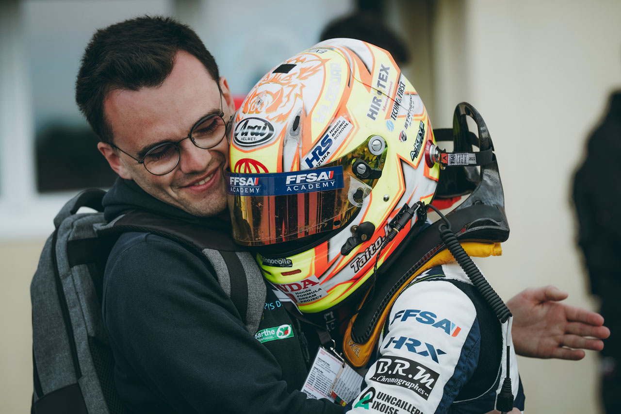 「圧倒的にぶっちぎる」ハンドルと筆を握るドライバー【ネクスト・スター Vol.2／加藤大翔 後編】