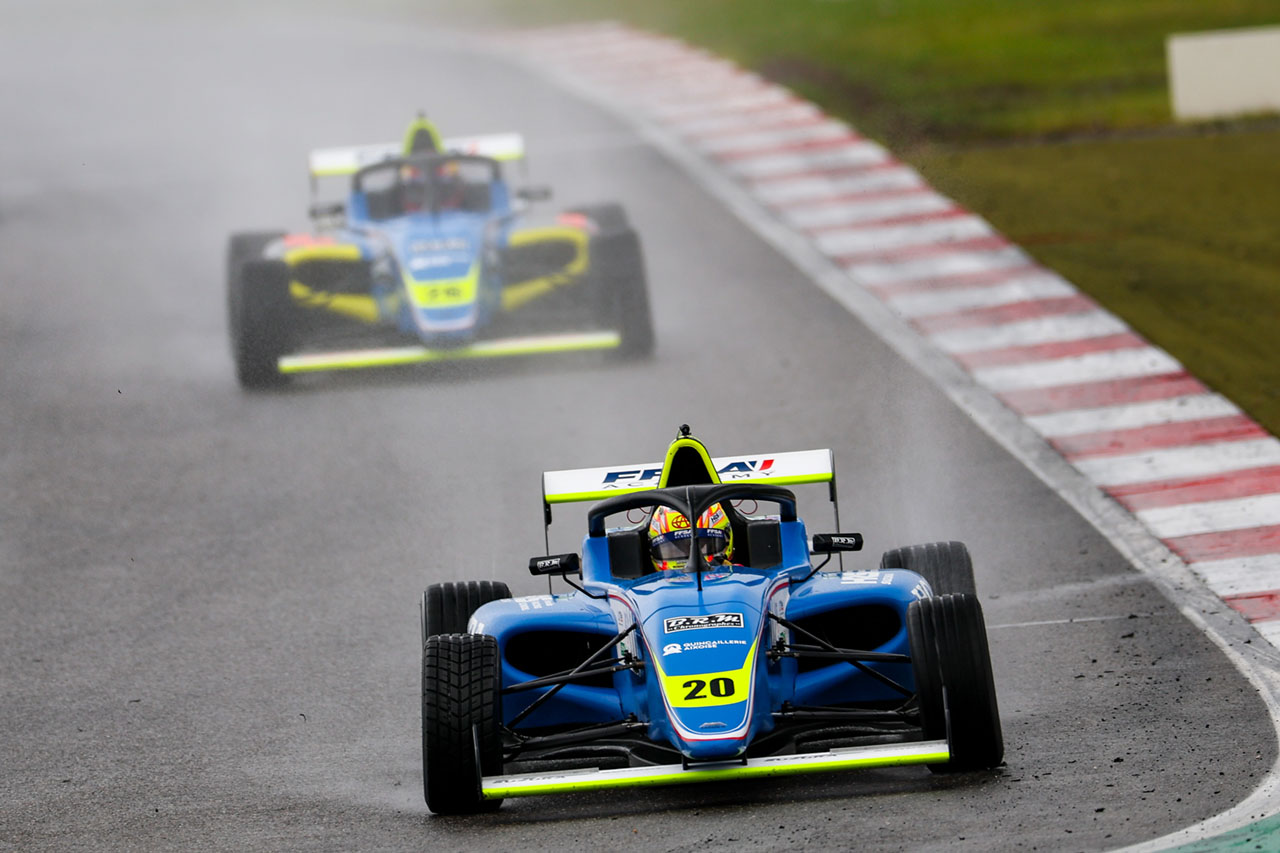 「圧倒的にぶっちぎる」ハンドルと筆を握るドライバー【ネクスト・スター Vol.2／加藤大翔 後編】