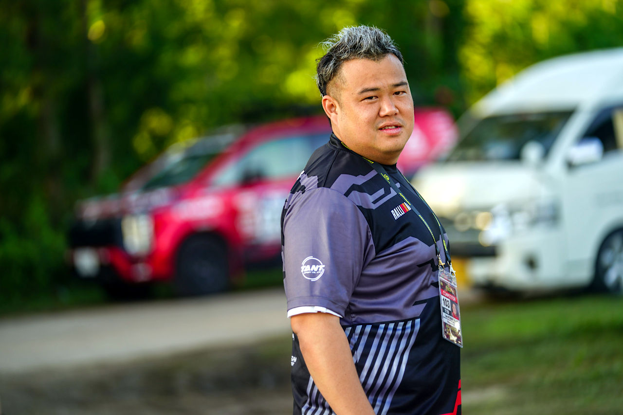 トライトンが後半戦初日に首位浮上「粘り強く戦っていきたい」とチーム三菱ラリーアート増岡浩総監督／AXCR