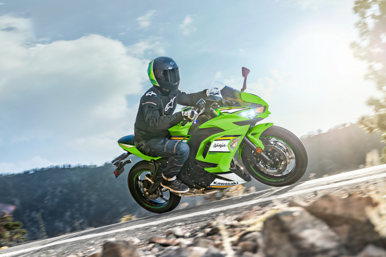 カワサキ、スポーツモデル『Ninja650』のカラー＆グラフィックを変更。9月15日から発売