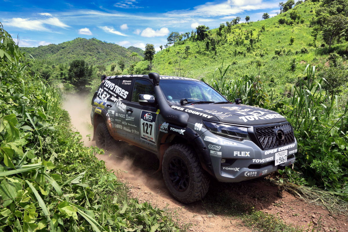 哀川翔率いるFLEX SHOW AIKAWA Racing with TOYO TIRESがクラス優勝。5年ぶり参戦のAXCRで雪辱果たす