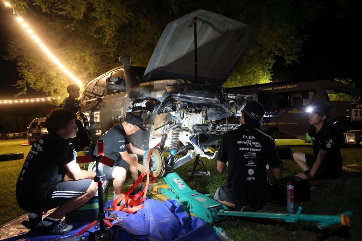 哀川翔率いるFLEX SHOW AIKAWA Racing with TOYO TIRESがクラス優勝。5年ぶり参戦のAXCRで雪辱果たす