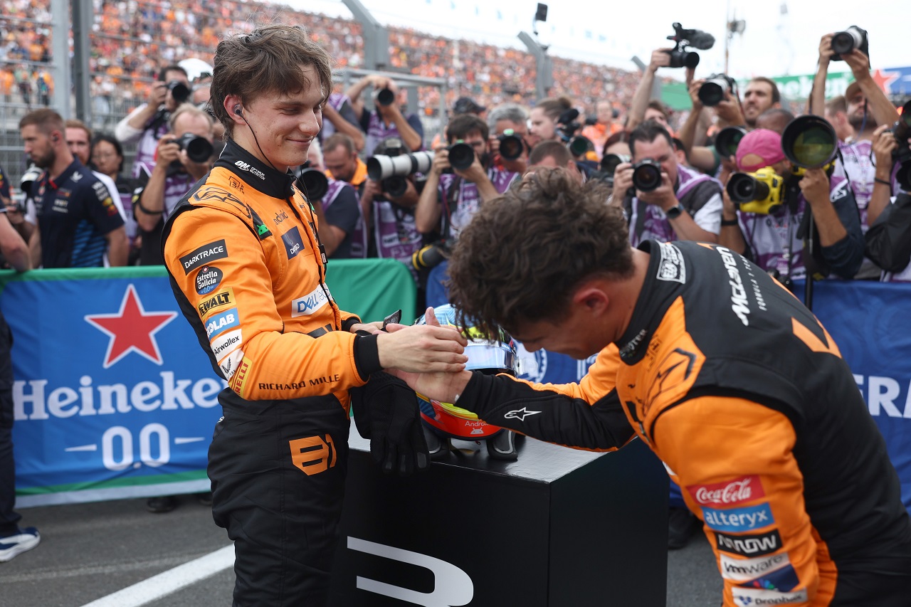 予選3番手のオスカー・ピアストリがポールポジションのランド・ノリスを祝福（マクラーレン）