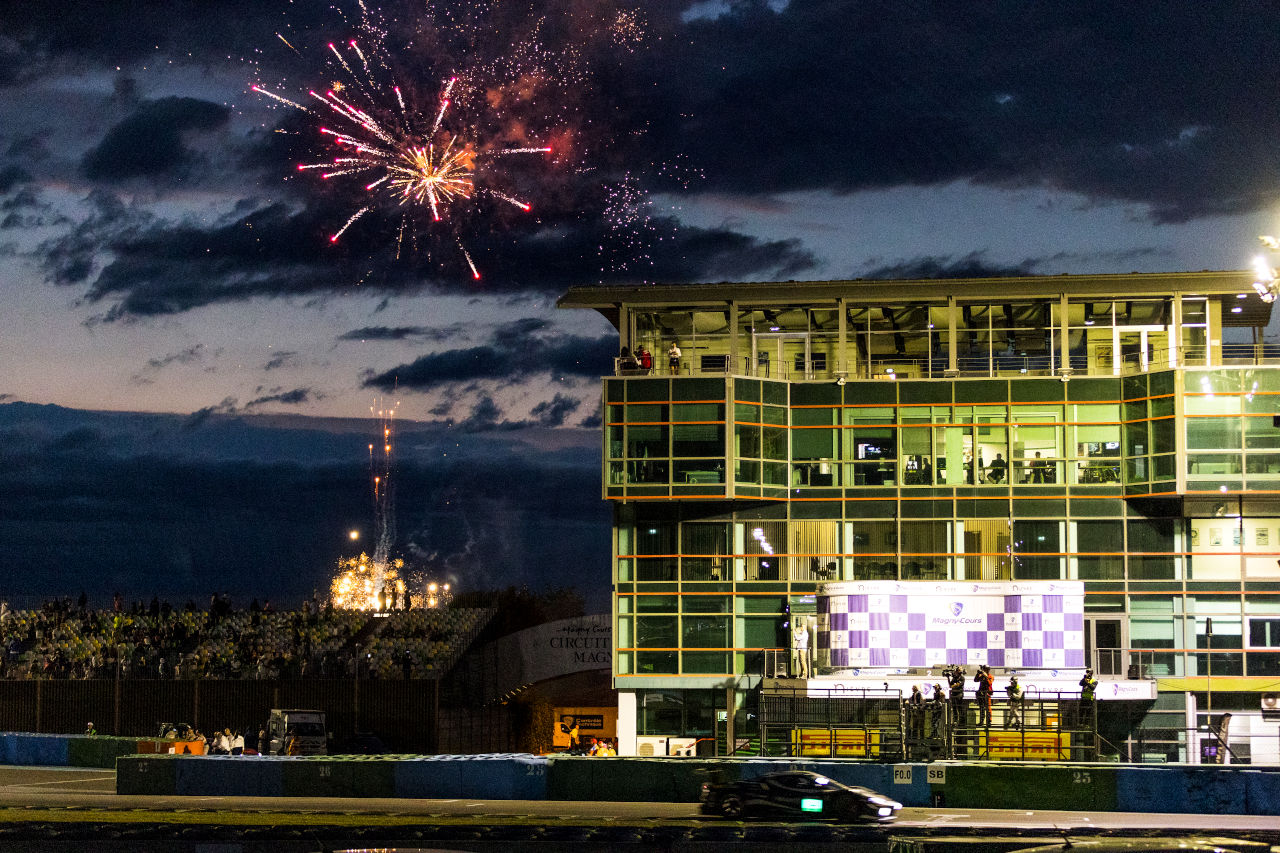 チームWRTとウインワード・マンフィルターがマニクールで勝利を分け合い、2点差でスプリント・カップ最終戦へ／GTWCヨーロッパ第7戦