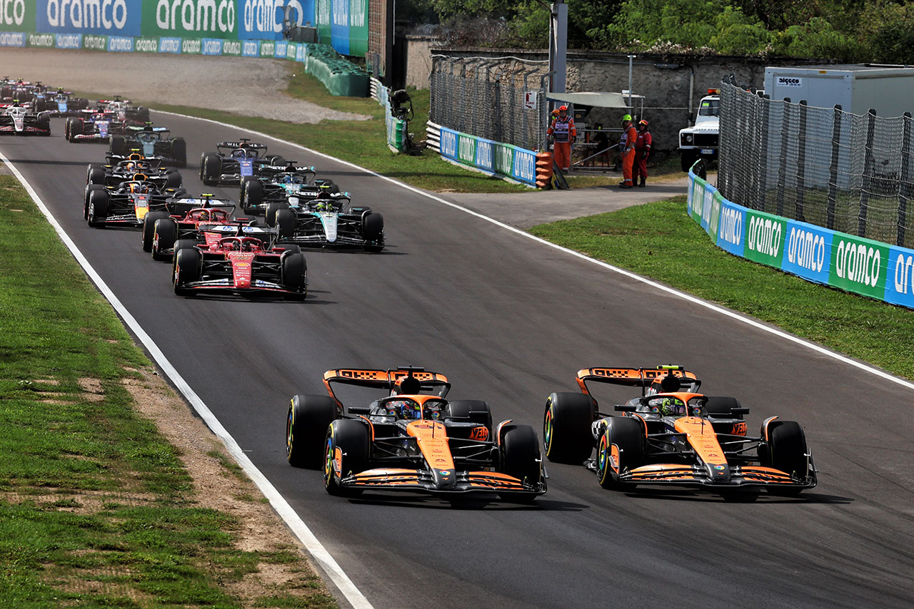 2024年F1第16戦イタリアGP　1周目のターン4でランド・ノリスに仕掛けるオスカー・ピアストリ（マクラーレン）