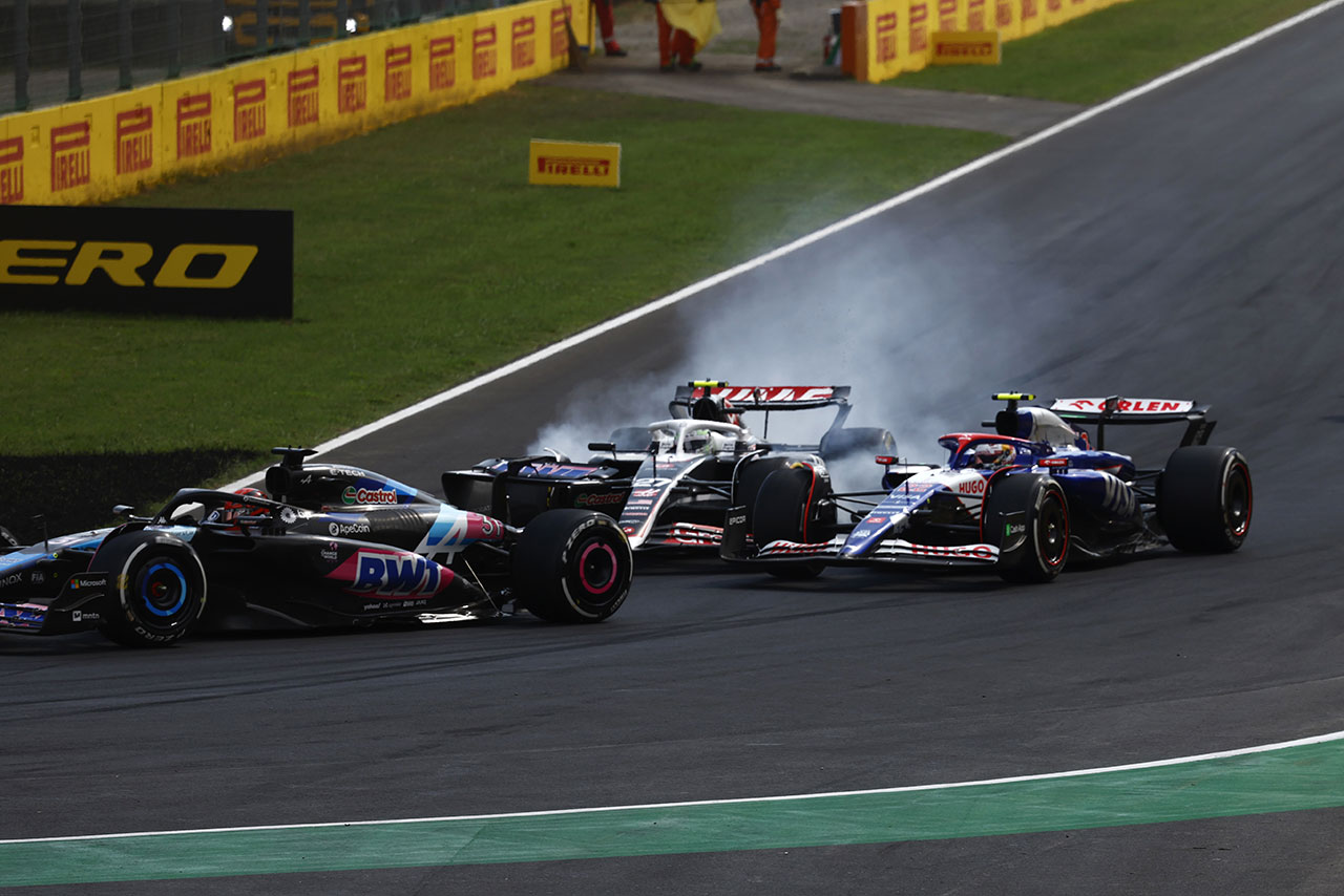2024年F1第16戦イタリアGP　ニコ・ヒュルケンベルグ（ハース）に追突される角田裕毅（RB）