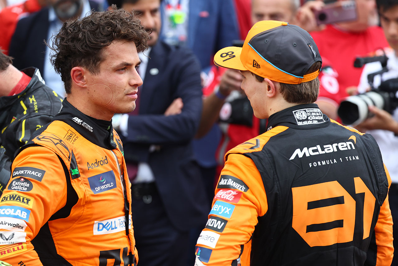 2024年F1第16戦イタリアGP　パルクフェルメで言葉をかわすランド・ノリスとオスカー・ピアストリ（マクラーレン）