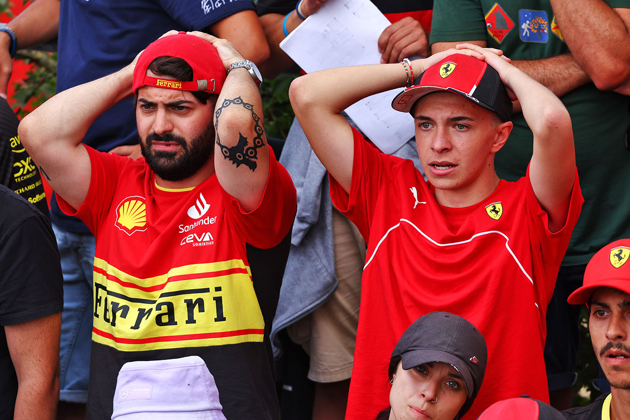 2024年F1第16戦イタリアGP　頭を抱えるティフォシ