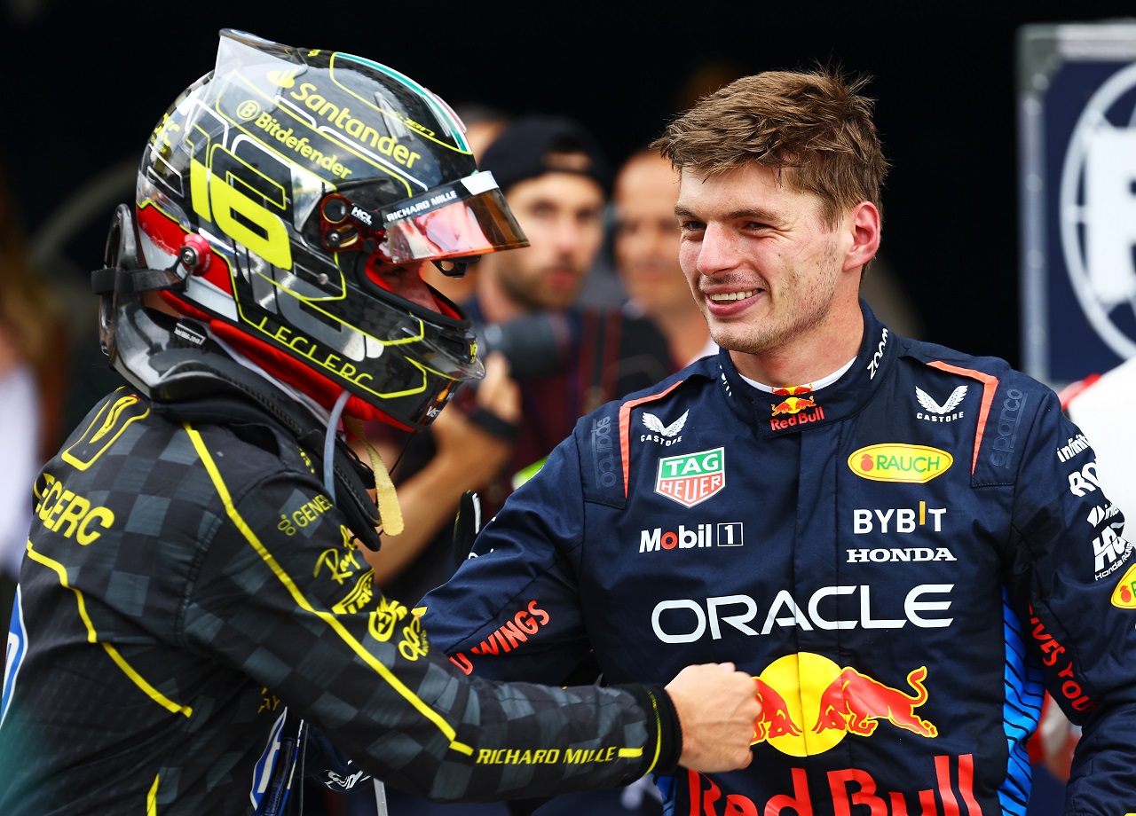 勝者シャルル・ルクレール（フェラーリ）を祝福するマックス・フェルスタッペン（レッドブル）