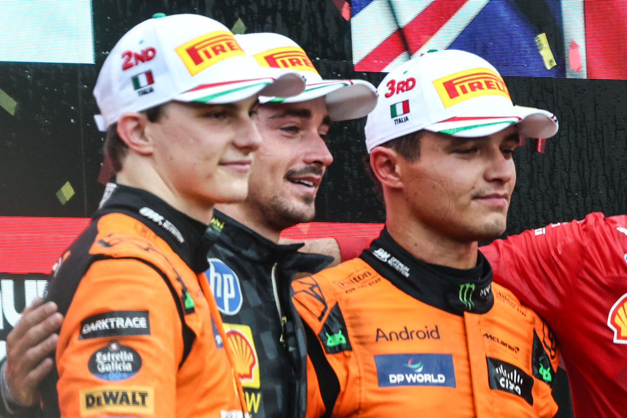 表彰台のオスカー・ピアストリ（2位）、シャルル・ルクレール（優勝）、ランド・ノリス（3位）