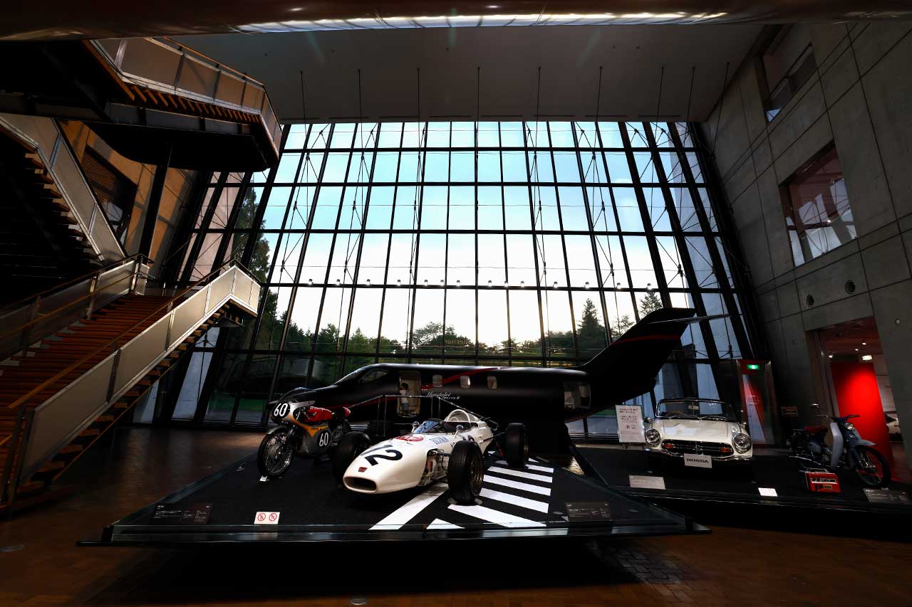 佐藤琢磨、愛機BAR006との再会に「涙が出そう」。リニューアルされたホンダコレクションホールに潜入