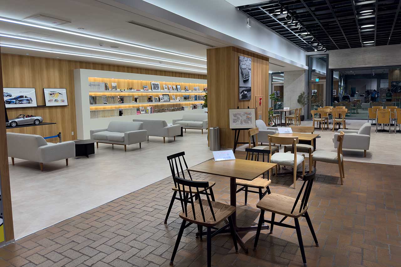 佐藤琢磨、愛機BAR006との再会に「涙が出そう」。リニューアルされたホンダコレクションホールに潜入