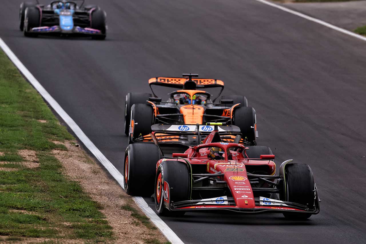 カルロス・サインツ（フェラーリ）＆オスカー・ピアストリ（マクラーレン）