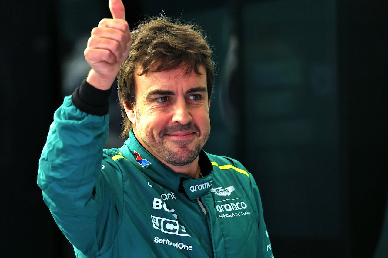 アロンソ、納車されたアストンマーティン・ヴァルキリーを品定め／幸運なマーシャル【SNSピックアップ今週のF1界】