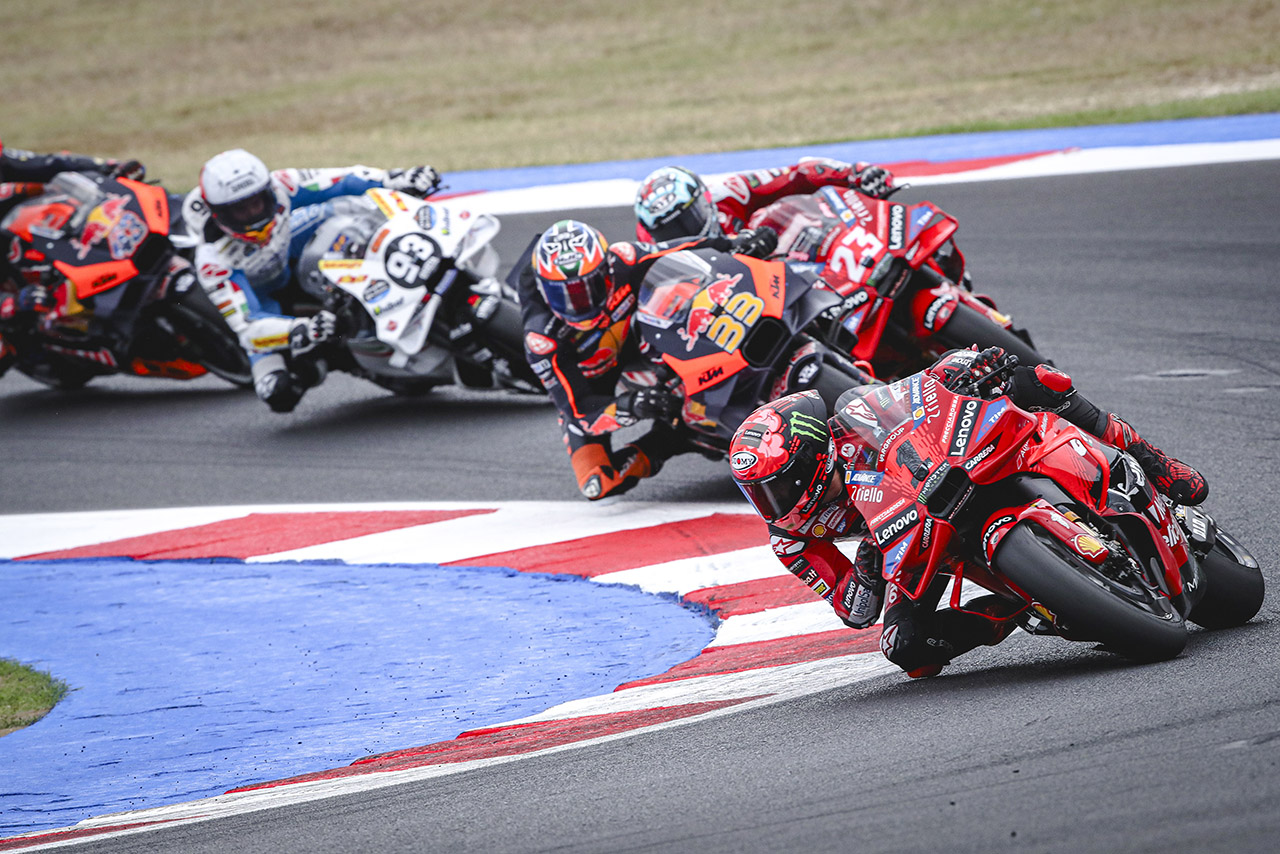 降雨が分けたレースの行方。M.マルケスが作戦勝ちで2連勝、マルティンはギャンブル失敗／第13戦サンマリノGP