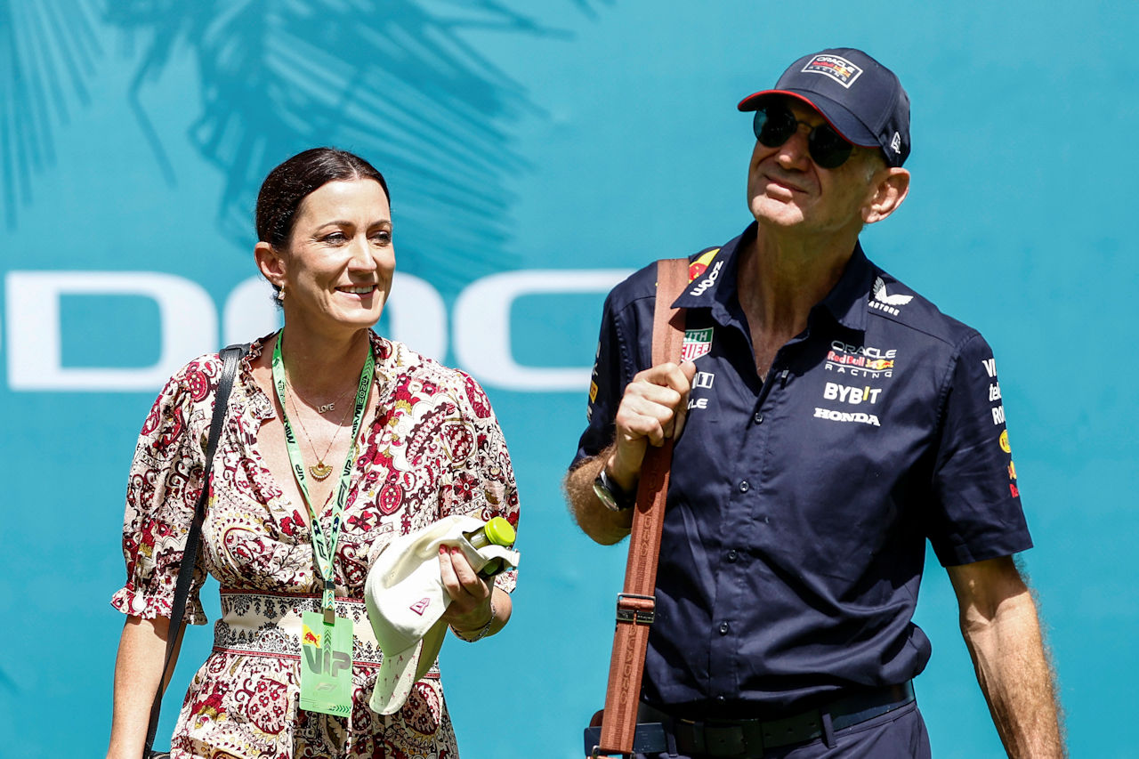 エイドリアン・ニューウェイと妻のアマンダさん