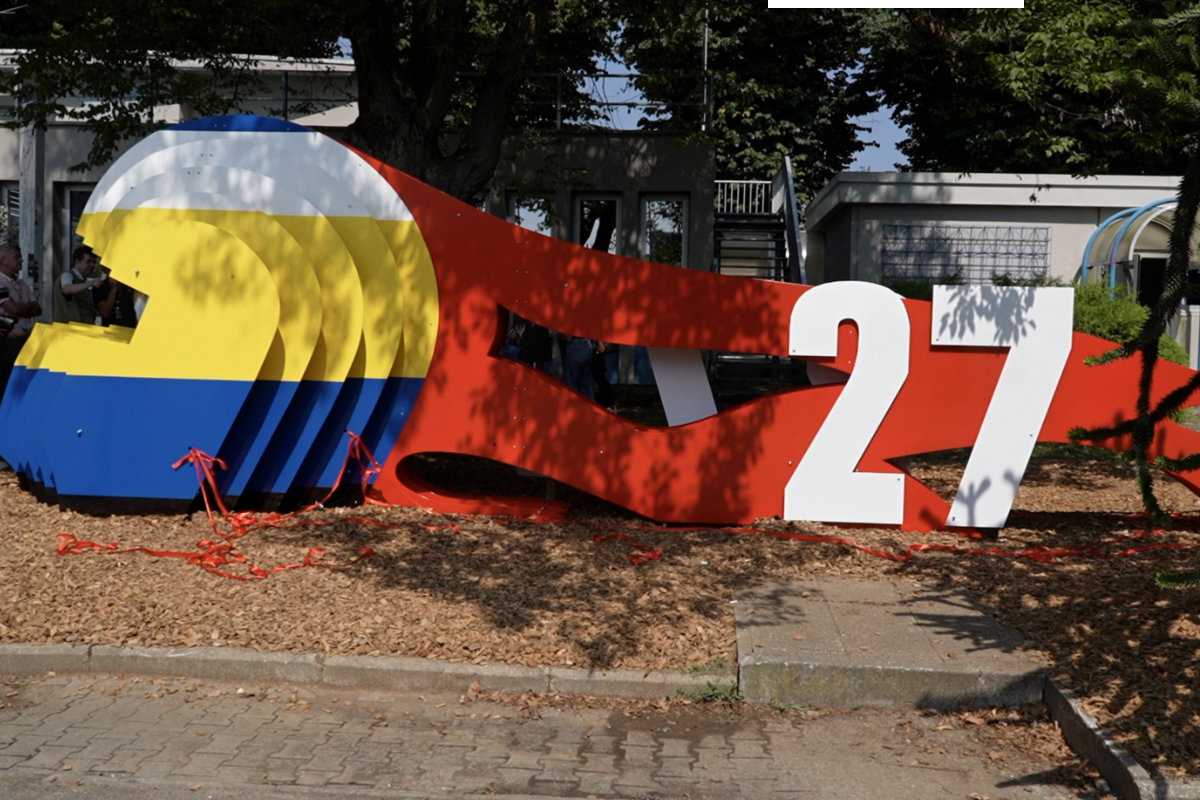 イタリアGPで公開されたミケーレ・アルボレートの鉄の彫刻