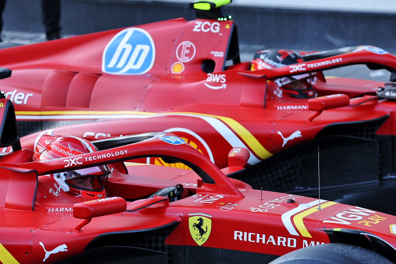 ポールポジションのシャルル・ルクレールと予選3番手のカルロス・サインツ（フェラーリ）