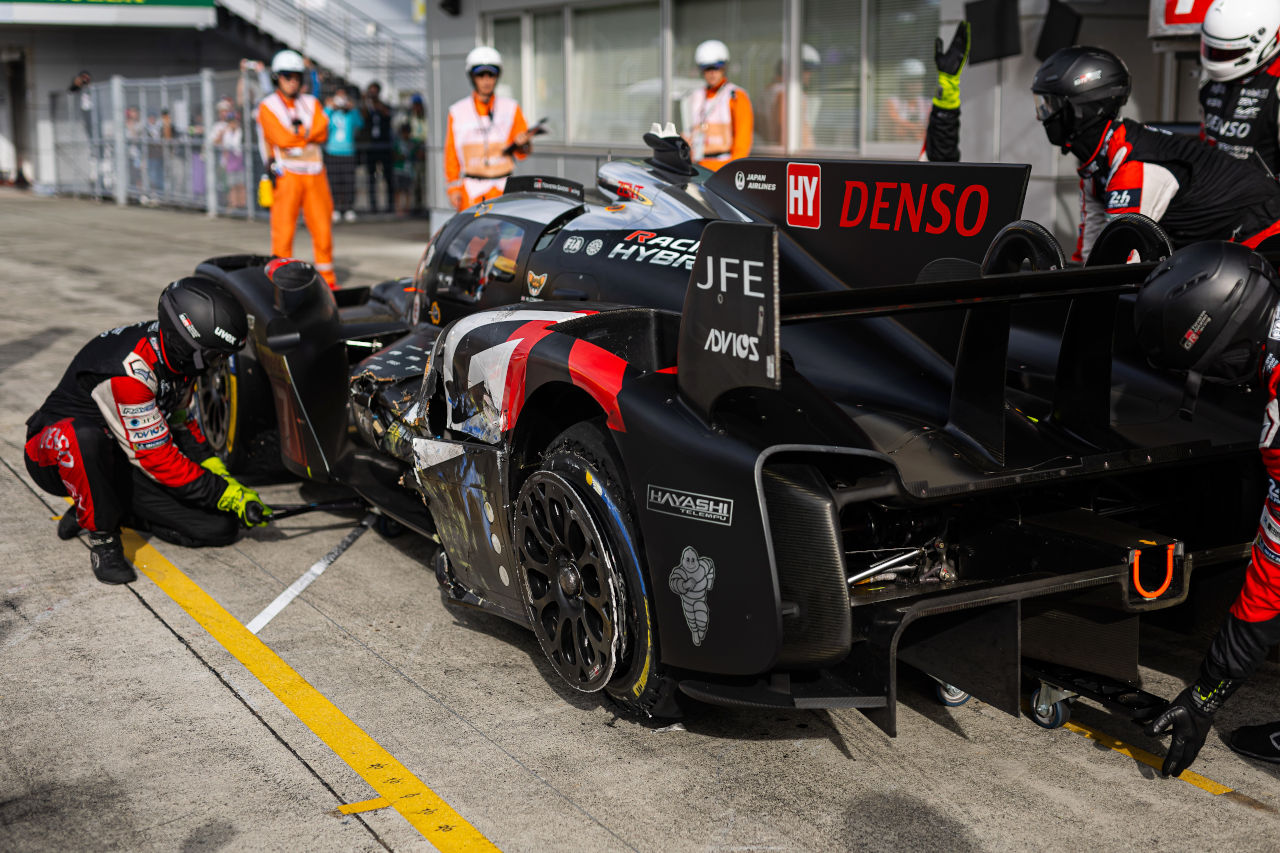 壮絶な大乱戦をロッテラー組ポルシェが制し“王手”。トヨタ可夢偉はまさかの接触リタイア【WEC富士レースレポート】