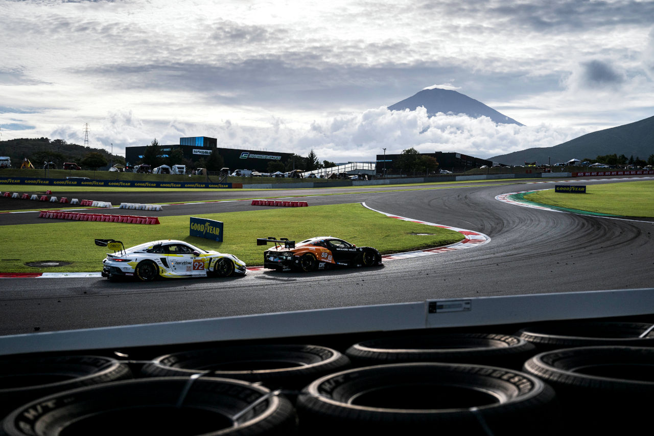 恐るべし名門マンタイ。「奇妙なタイヤ戦略」で12台抜きを実現、最終戦を残し92号車ポルシェがLMGT3初代王者に輝く／WEC富士