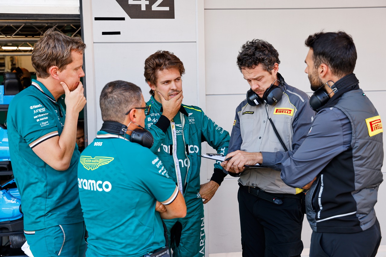 フェリペ・ドルゴヴィッチ（アストンマーティン）とピレリのエンジニア