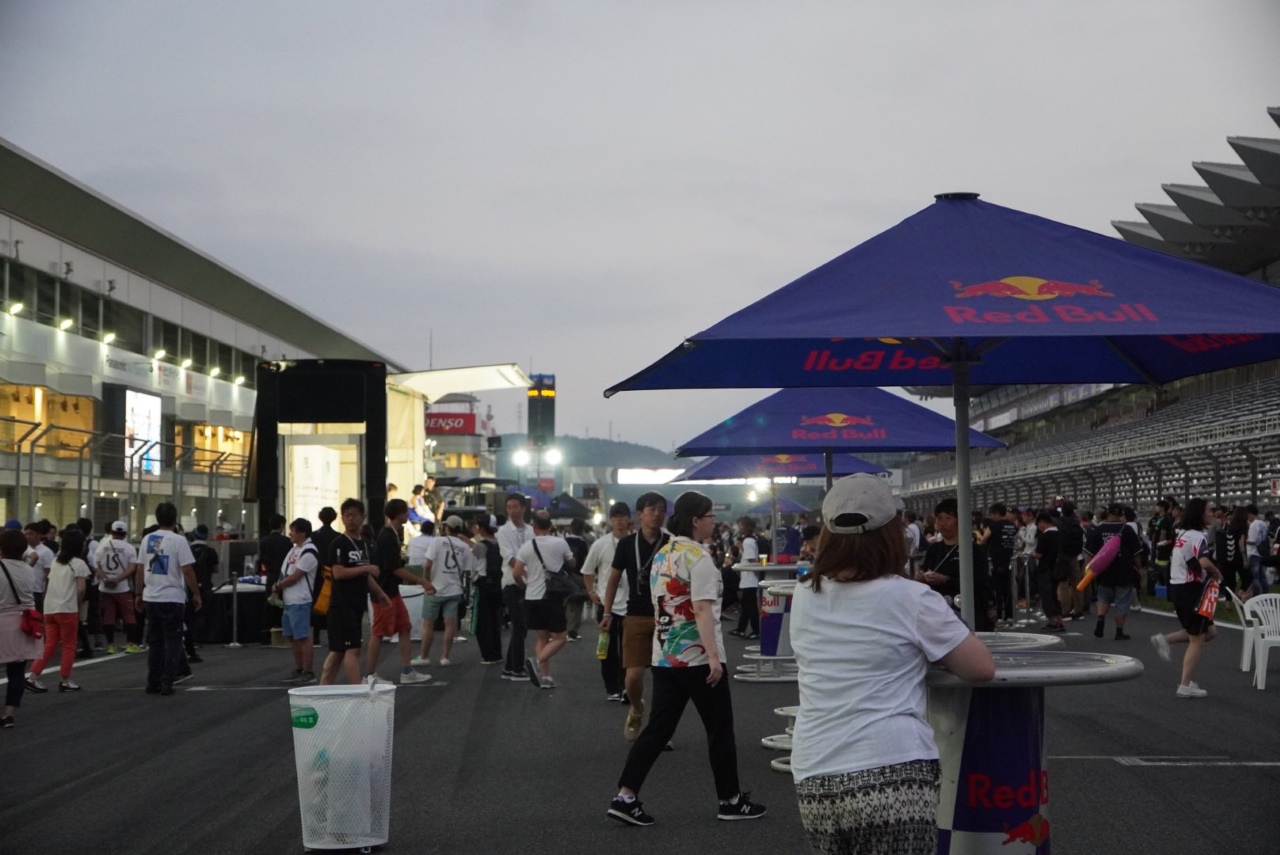 スーパーフォーミュラ富士大会は、秋の大運動会！ トヨタの“赤組”と、ホンダの“白組”が観客総出で対決