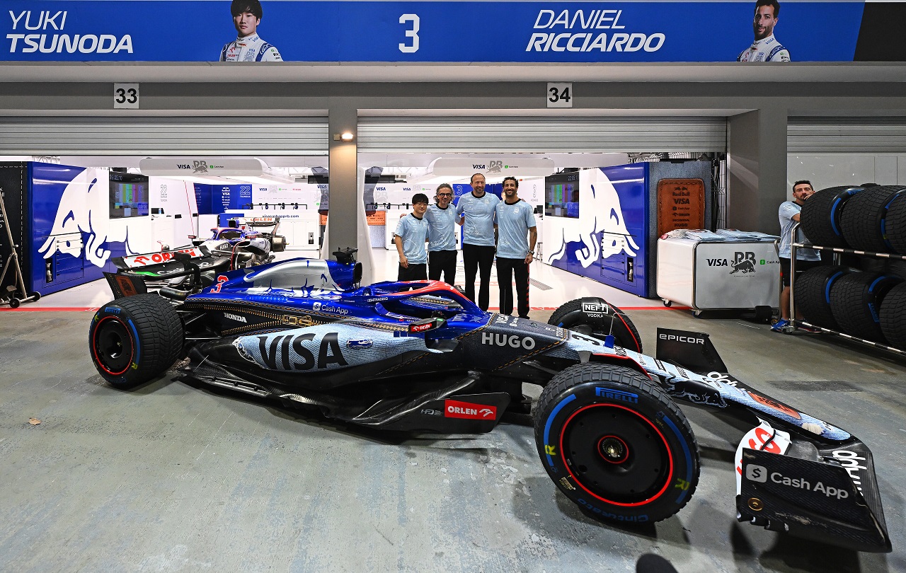 RBがスペシャルカラーのVCARB 01を披露