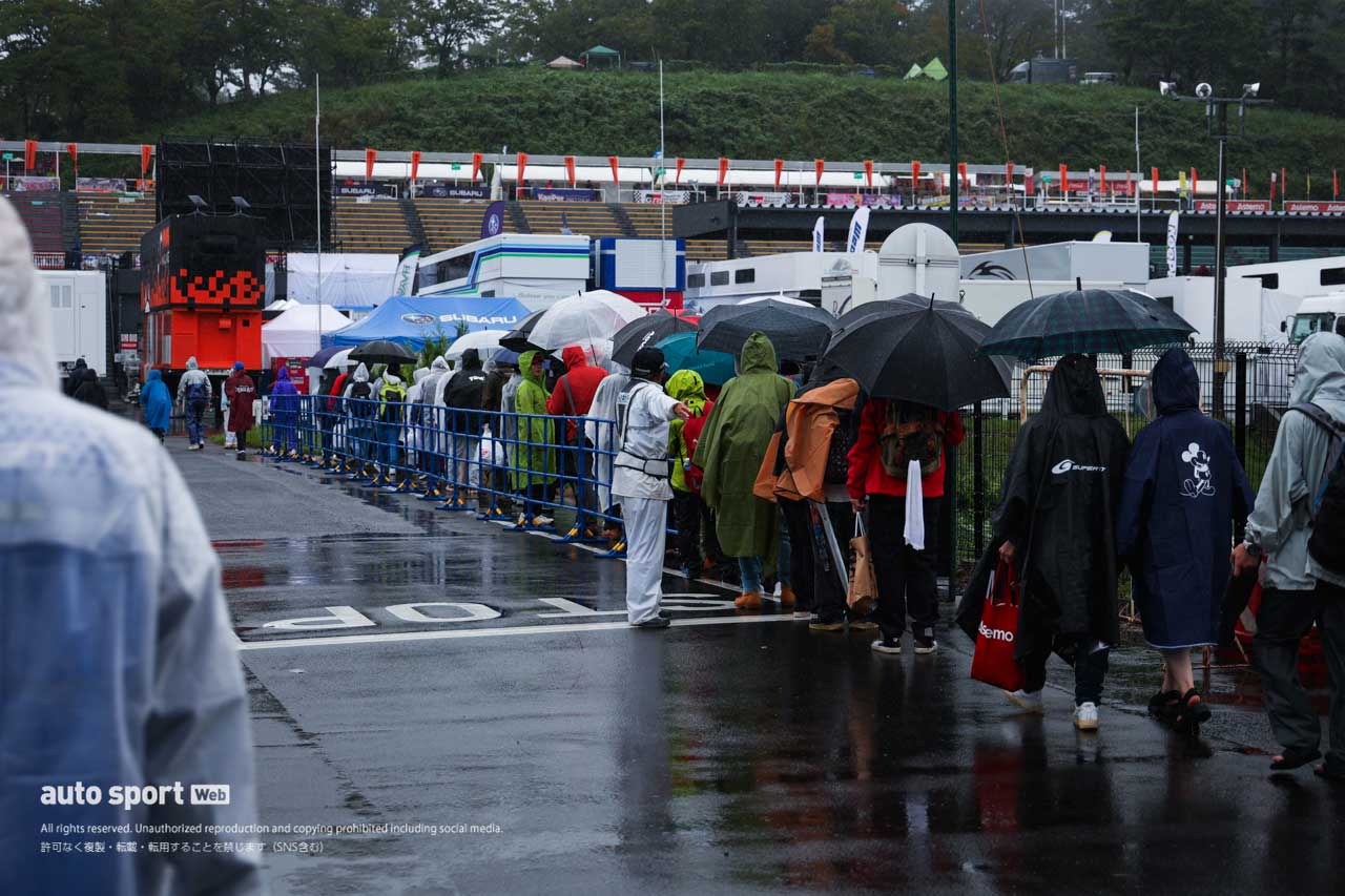 【ギャラリー】スーパーGT第6戦の予選キャンセルでピットウォークが急きょ開催。雨のなか交流を楽しむ
