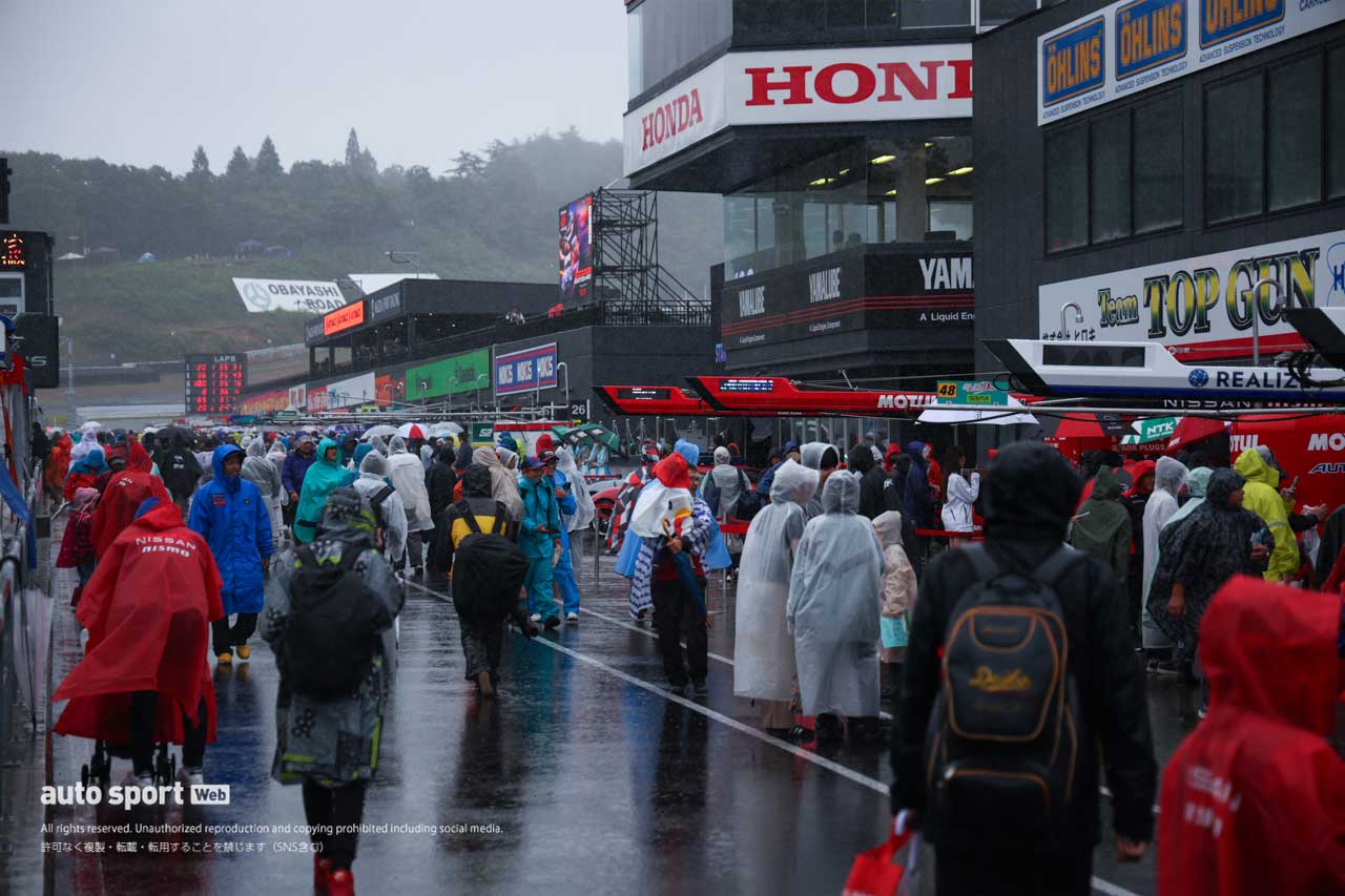 【ギャラリー】スーパーGT第6戦の予選キャンセルでピットウォークが急きょ開催。雨のなか交流を楽しむ