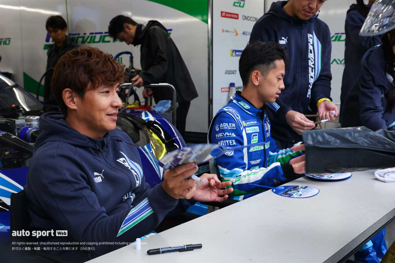 【ギャラリー】スーパーGT第6戦の予選キャンセルでピットウォークが急きょ開催。雨のなか交流を楽しむ