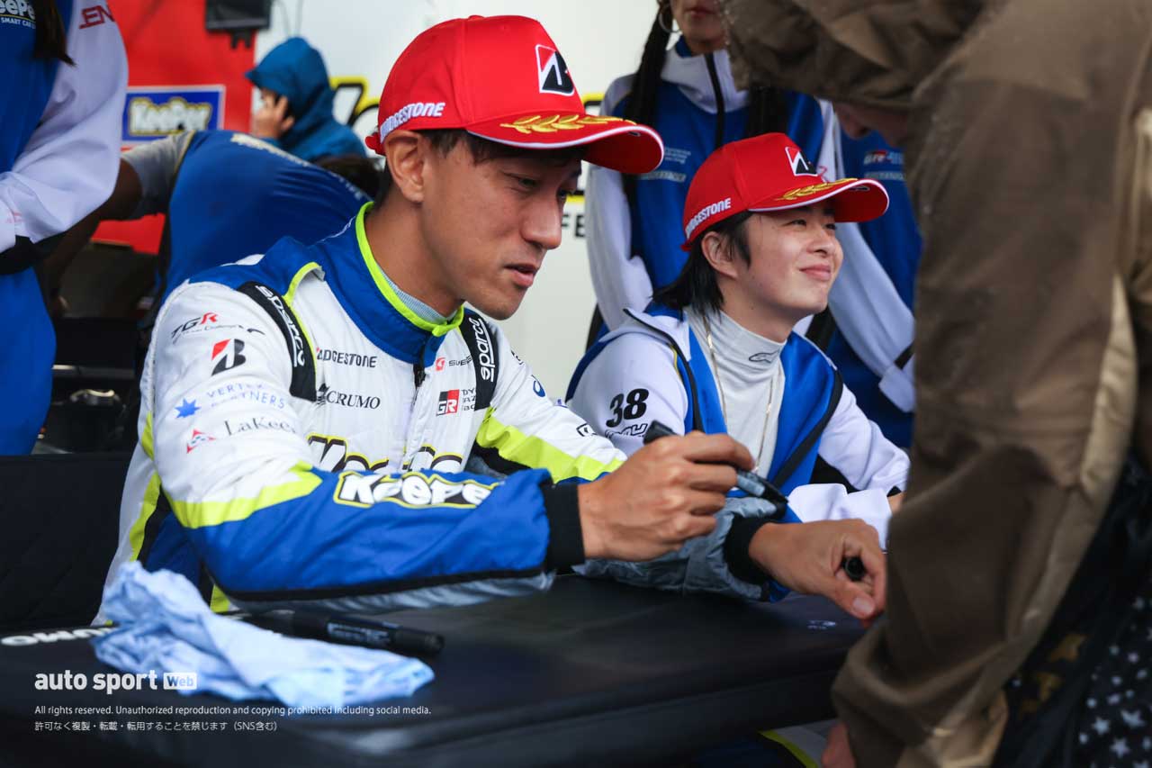 【ギャラリー】スーパーGT第6戦の予選キャンセルでピットウォークが急きょ開催。雨のなか交流を楽しむ