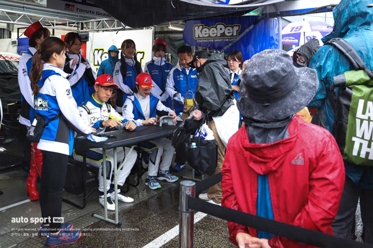 【ギャラリー】スーパーGT第6戦の予選キャンセルでピットウォークが急きょ開催。雨のなか交流を楽しむ