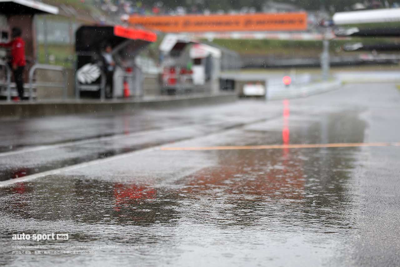 【ギャラリー】スーパーGT第6戦の予選キャンセルでピットウォークが急きょ開催。雨のなか交流を楽しむ