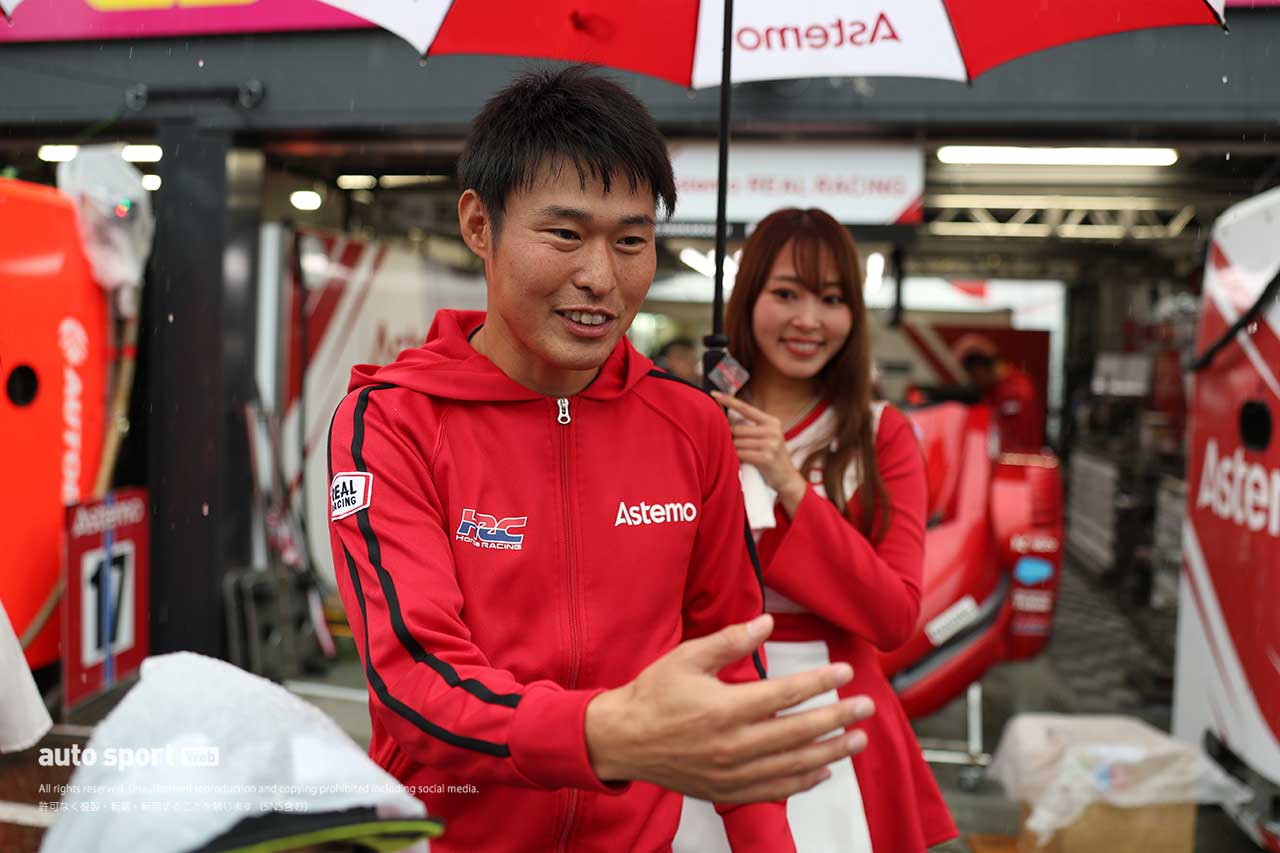 【ギャラリー】スーパーGT第6戦の予選キャンセルでピットウォークが急きょ開催。雨のなか交流を楽しむ