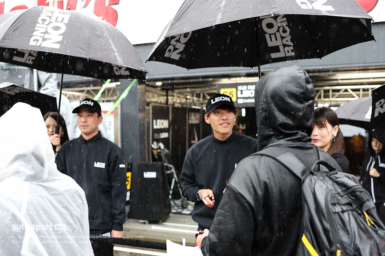 【ギャラリー】スーパーGT第6戦の予選キャンセルでピットウォークが急きょ開催。雨のなか交流を楽しむ