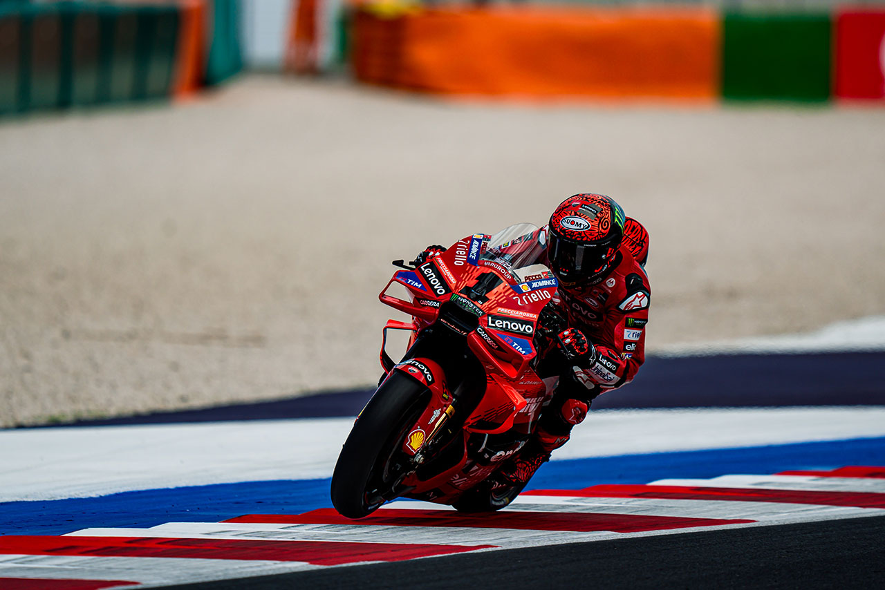 バニャイアがスプリントレースで優勝。マルティンとの一騎打ちを制す／第14戦エミリア・ロマーニャGP