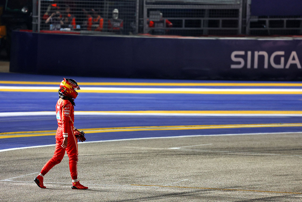 2024年F1第18戦シンガポールGP　クラッシュ後にコースを横断するカルロス・サインツ（フェラーリ）