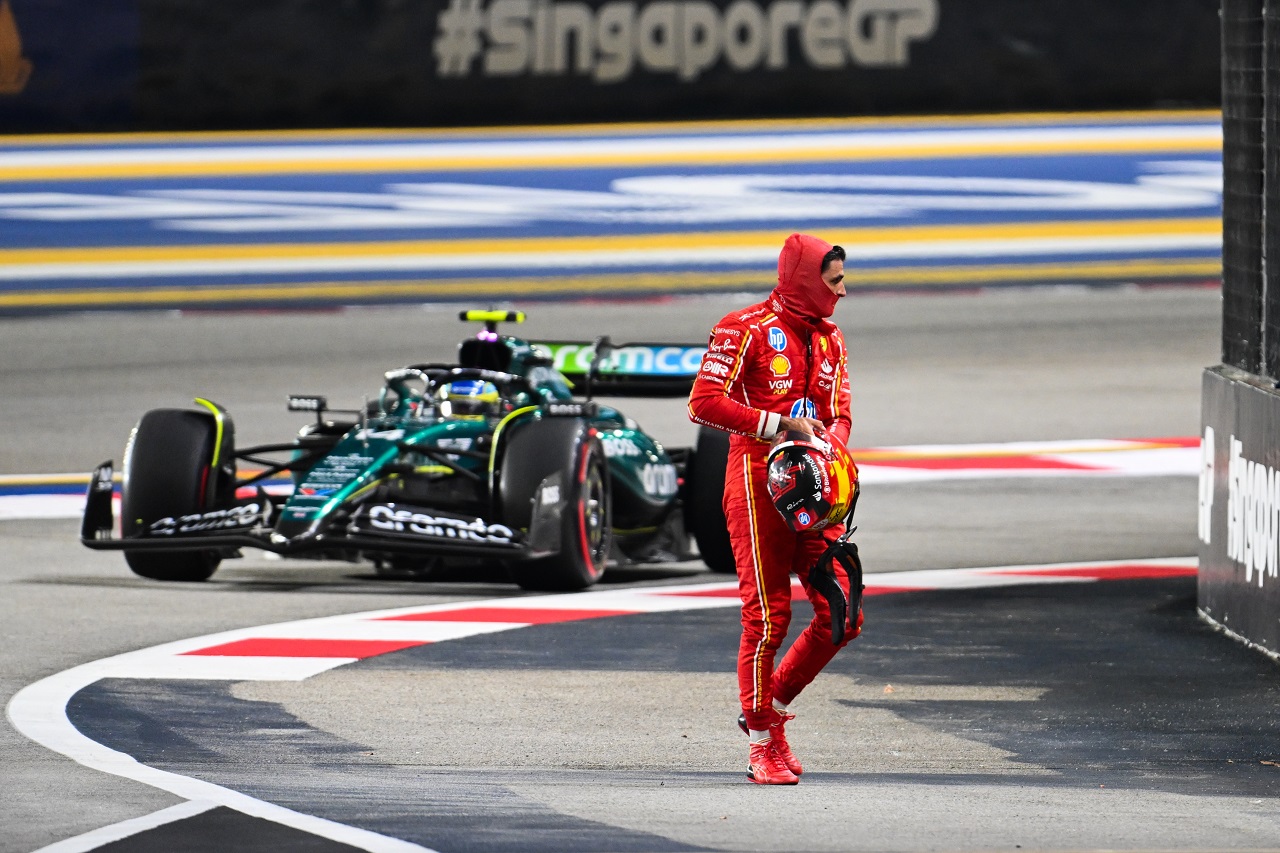 予選でクラッシュした後、ガレージに向かうカルロス・サインツ（フェラーリ）