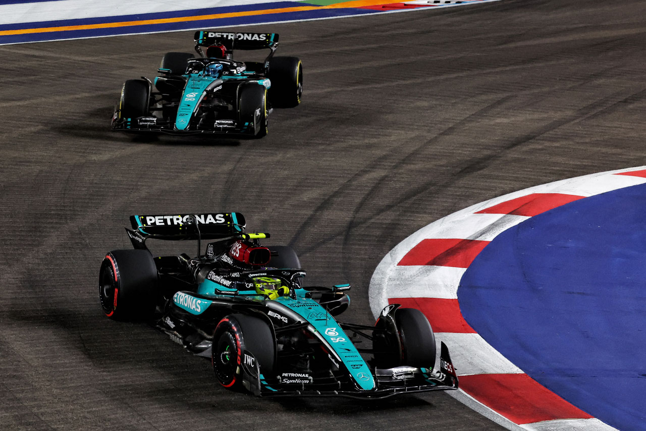 2024年F1第18戦シンガポールGP　ルイス・ハミルトン（メルセデス）とジョージ・ラッセル（メルセデス）