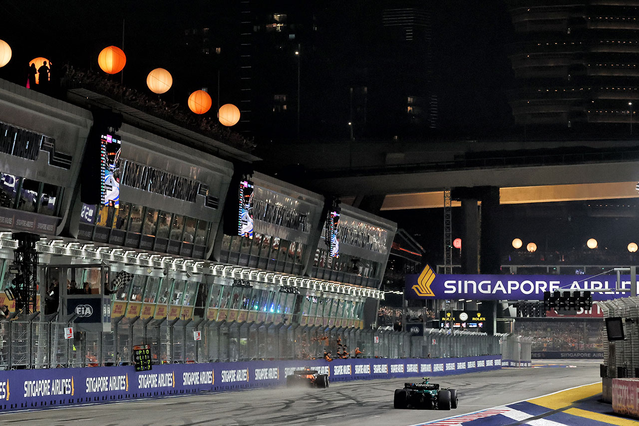 2024年F1第18戦シンガポールGP　チェッカーを受けるランド・ノリス（マクラーレン）
